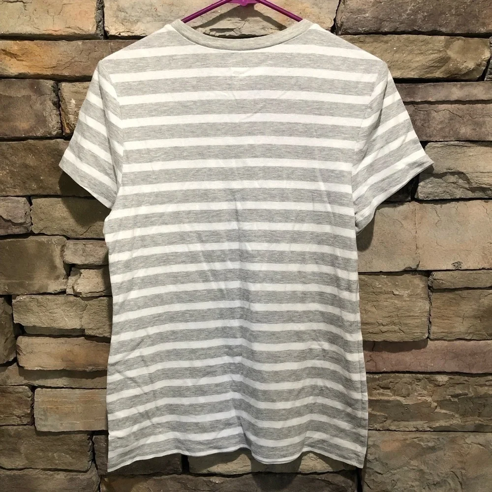 5/$25 Old Navy fitted size XL gray & white striped shirt